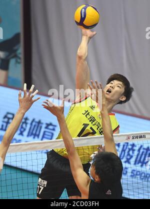 Qinhuangdao, Chinas Provinz Hebei. August 2020. Liu Libin (oben) von Pekinger Team Spikes während der Gruppe F Spiel zwischen Peking und Fujian bei der 2019/2020 chinesischen Männer Volleyball Liga in Qinhuangdao, Nordchina Hebei Provinz, 25. August 2020. Quelle: Zhu Xudong/Xinhua/Alamy Live News Stockfoto