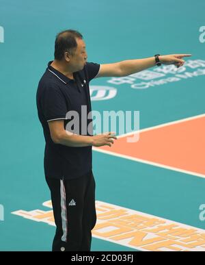 Qinhuangdao, Chinas Provinz Hebei. August 2020. Liu Xudong, Cheftrainer des Pekinger Teams, gibt Anweisungen während des Gruppenspiel F zwischen Peking und Fujian bei der 2019/2020 chinesischen Volleyball-Liga der Männer in Qinhuangdao, nordchinesische Provinz Hebei, 25. August 2020. Quelle: Zhu Xudong/Xinhua/Alamy Live News Stockfoto