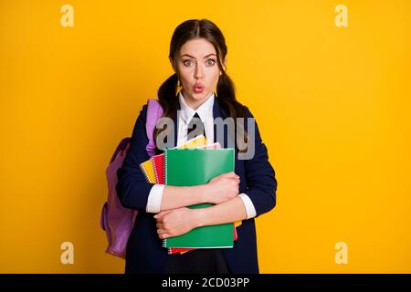 Portrait von sie schön attraktiv erstaunt schulmädchen nerd halten In den Händen Materialien Lerngeschichte Mathematik Thema pout Lippen isoliert Hell Stockfoto