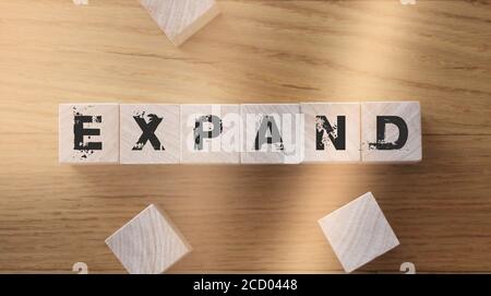 Erweitern Wort auf Holz Block geschrieben. Erweitern Sie auf Holz- Tabelle für Ihr Design, Konzept. Stockfoto