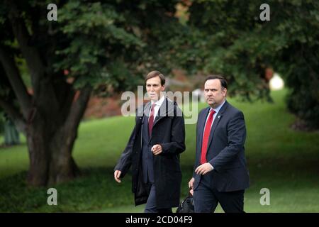 -Washington, District of Columbia - 20200724- Jared Kushner, Assistent des Präsidenten und Senior Advisor links, Und Dan Scavino, Assistent des Präsidenten und stellvertretender Stabschef für Kommunikation, gehen auf dem South Lawn des Weißen Hauses, bevor sie Marine One in Washington, D.C., USA, am Freitag, 24. Juli 2020 besteigen. US-Präsident Donald Trump kündigte heute eine neue Politik zur Senkung der Preise für verschreibungspflichtige Medikamente unter Medicare durch die Verknüpfung mit Preisen in anderen Ländern bezahlt und es Amerikanern zu verschreibungspflichtigen Medikamenten aus Kanada importiert kaufen. -IM BILD: Jared Kushner und Dan Stockfoto