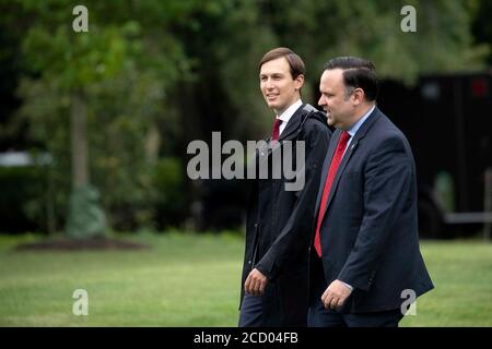 -Washington, District of Columbia - 20200724- Jared Kushner, Assistent des Präsidenten und Senior Advisor links, Und Dan Scavino, Assistent des Präsidenten und stellvertretender Stabschef für Kommunikation, gehen auf dem South Lawn des Weißen Hauses, bevor sie Marine One in Washington, D.C., USA, am Freitag, 24. Juli 2020 besteigen. US-Präsident Donald Trump kündigte heute eine neue Politik zur Senkung der Preise für verschreibungspflichtige Medikamente unter Medicare durch die Verknüpfung mit Preisen in anderen Ländern bezahlt und es Amerikanern zu verschreibungspflichtigen Medikamenten aus Kanada importiert kaufen. -IM BILD: Jared Kushner und Dan Stockfoto