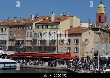 Senequier wieder geöffnet im Port de Saint Tropez - 25. August 2020 14,20 h Saint Tropez, Frankreich - Luxusyachten, alte Boote Stockfoto