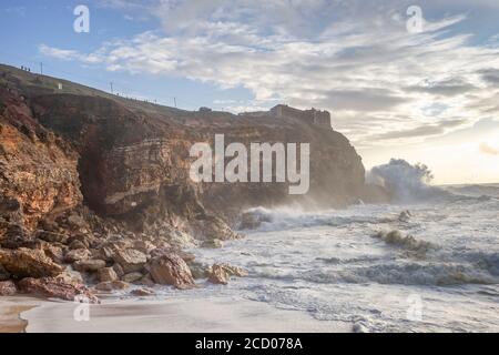 Unruhiges Meer am Nordstrand des berühmten Nazare, Zentralportugal Stockfoto