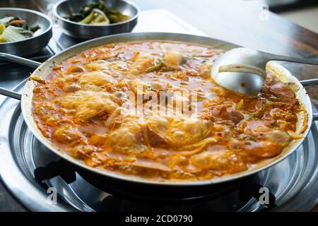 Budae jjigae ist ein würziger Wursteintopf im koreanischen Stil Stockfoto