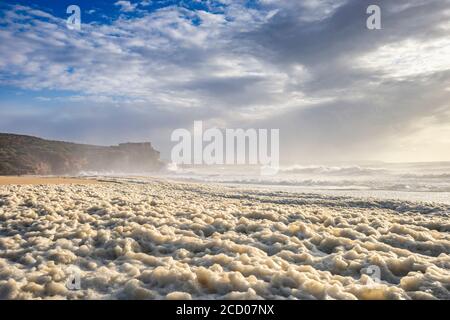 Unruhiges Meer am Nordstrand des berühmten Nazare, Zentralportugal Stockfoto