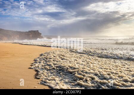 Unruhiges Meer am Nordstrand des berühmten Nazare, Zentralportugal Stockfoto