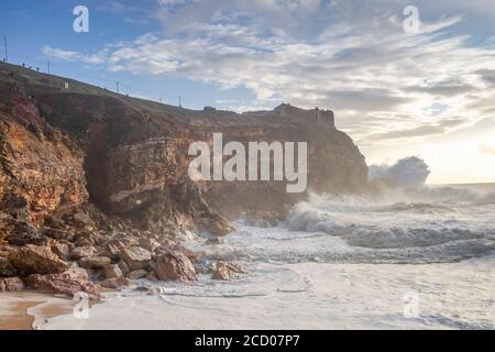 Unruhiges Meer am Nordstrand des berühmten Nazare, Zentralportugal Stockfoto