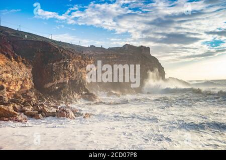 Unruhiges Meer am Nordstrand des berühmten Nazare, Zentralportugal Stockfoto