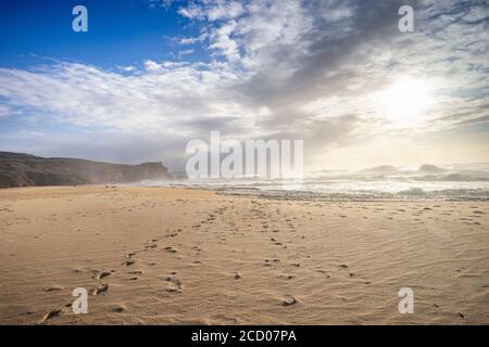 Unruhiges Meer am Nordstrand des berühmten Nazare, Zentralportugal Stockfoto