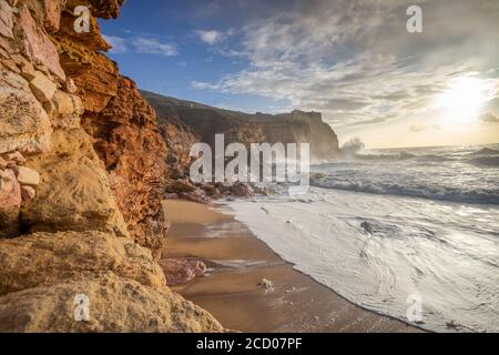 Unruhiges Meer am Nordstrand des berühmten Nazare, Zentralportugal Stockfoto