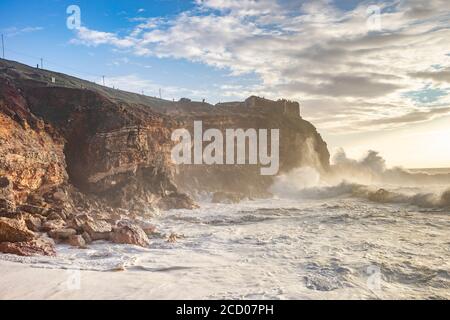 Unruhiges Meer am Nordstrand des berühmten Nazare, Zentralportugal Stockfoto