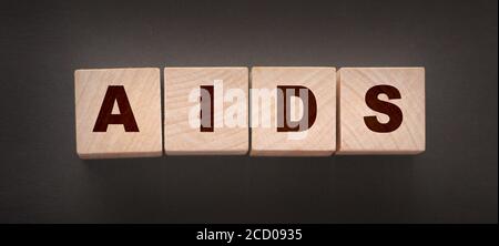 AIDS Buchstaben auf Holzwürfeln. Std sexuell übertragbare Krankheiten Stockfoto