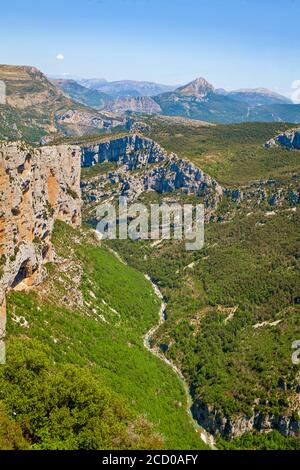 Grand Canyon von Verdon mit Bergfluss in der Nähe des Sees Sainte Croix, Schlucht von Verdon, Provence in Frankreich Stockfoto