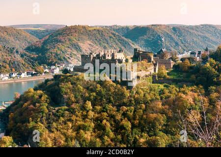 Die Burgruine Rheinfels liegt auf einem grünen Hügel am malerischen Rhein in Deutschland. Stockfoto