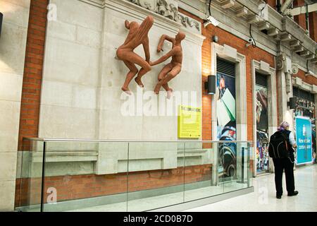 WATERLOO LONDON, UK - 25. August 2020 die Sonnenanbeter von Peter Laszlo Peri, die 1951 für das Festival of Britain geschaffen wurde, wurden am Bahnhof Waterloo enthüllt. Das Kunstwerk war für immer verloren, wurde aber im Garten eines Hotels in Blackheath wiederentdeckt. Kredit: amer ghazzal/Alamy Live Nachrichten Stockfoto