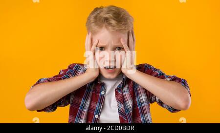 Überrascht schockiert kleinen Jungen Blick auf Kamera im Studio Stockfoto