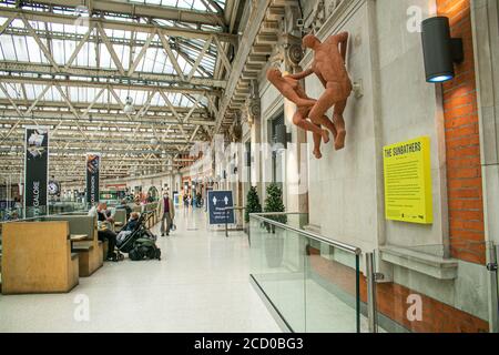 WATERLOO LONDON, UK - 25. August 2020 die Sonnenanbeter von Peter Laszlo Peri, die 1951 für das Festival of Britain geschaffen wurde, wurden am Bahnhof Waterloo enthüllt. Das Kunstwerk war für immer verloren, wurde aber im Garten eines Hotels in Blackheath wiederentdeckt. Kredit: amer ghazzal/Alamy Live Nachrichten Stockfoto