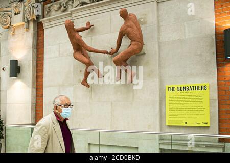 WATERLOO LONDON, UK - 25. August 2020 die Sonnenanbeter von Peter Laszlo Peri, die 1951 für das Festival of Britain geschaffen wurde, wurden am Bahnhof Waterloo enthüllt. Das Kunstwerk war für immer verloren, wurde aber im Garten eines Hotels in Blackheath wiederentdeckt. Kredit: amer ghazzal/Alamy Live Nachrichten Stockfoto