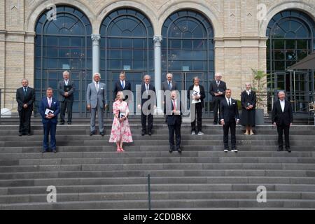 Gruppenbild mit allen Preisträgern mit Ministerpräsident Armin LASCHET, CDU, und den Preisträgern Dr. Johannes Georg Bednorz, Nobelpreisträger, Physiker, Helmut Brühl, Musiker, Chordirektor, Prof. Dr. Reinhold Ewald, Raumfahrer, Astronaut, Kosmonauten, Hans-Günther Faschies, Wanderer, Mario Goetze, Fußballspieler, Prof. Dr. Dieter Haeussinger, Jochen Kienbaum, Unternehmensberaterin, Monsignore Peter Kossen, setzt sich für menschenwürdige Arbeitsbedingungen ein, Ruth KUEHN, engagiert sich für Obdachlose und Flüchtlinge, Erika MEYER zu DREWER, Kinderbildungswerk Meckenheim, Maria Prinzessin zur LIPPE und Ste Stockfoto