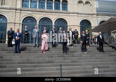 Gruppenbild mit allen Preisträgern mit Ministerpräsident Armin LASCHET, CDU, und den Preisträgern Dr. Johannes Georg Bednorz, Nobelpreisträger, Physiker, Helmut Brühl, Musiker, Chordirektor, Prof. Dr. Reinhold Ewald, Raumfahrer, Astronaut, Kosmonauten, Hans-Günther Faschies, Wanderer, Mario Goetze, Fußballspieler, Prof. Dr. Dieter Haeussinger, Jochen Kienbaum, Unternehmensberaterin, Monsignore Peter Kossen, setzt sich für menschenwürdige Arbeitsbedingungen ein, Ruth KUEHN, engagiert sich für Obdachlose und Flüchtlinge, Erika MEYER zu DREWER, Kinderbildungswerk Meckenheim, Maria Prinzessin zur LIPPE und Ste Stockfoto