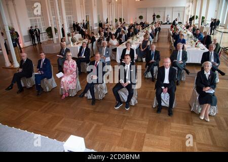 Erstes Reihenfoto zu Beginn der Veranstaltung mit Ministerpräsident Armin LASCHET, CDU, und den Preisträgern Dr. Johannes Georg Bednorz, Nobelpreisträger, Physiker, Helmut Brühl, Musiker, Chordirektor, Prof. Dr. Reinhold Ewald, Raumfahrer, Astronaut, Kosmonauten, Hans-Günther Faschies, Wanderer, Mario Goetze, Fußballspieler, Prof. Dr. Dieter Haeussinger, Jochen Kienbaum, Unternehmensberater, Monsignore Peter Kossen, setzt sich für menschenwürdige Arbeitsbedingungen ein, Ruth KUEHN, engagiert sich für Obdachlose und Flüchtlinge, Erika MEYER zu DREWER, Kinderbildungswerk Meckenheim, Maria Prinzessin zur LIPP Stockfoto