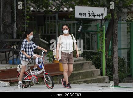 Seoul, Südkorea. August 2020. Maskierte Menschen gehen auf einer Straße in Seoul, Südkorea, 25. August 2020. Südkorea meldete 280 weitere Fälle des COVID-19 ab 0:00 Uhr Ortszeit am Dienstag im Vergleich zu vor 24 Stunden, was die Gesamtzahl der Infektionen auf 17,945 erhöht. Quelle: Wang Jingqiang/Xinhua/Alamy Live News Stockfoto