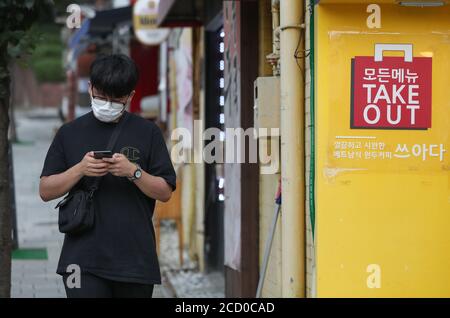 Seoul, Südkorea. August 2020. Ein Mann mit Maske geht auf einer Straße in Seoul, Südkorea, 25. August 2020. Südkorea meldete 280 weitere Fälle des COVID-19 ab 0:00 Uhr Ortszeit am Dienstag im Vergleich zu vor 24 Stunden, was die Gesamtzahl der Infektionen auf 17,945 erhöht. Quelle: Wang Jingqiang/Xinhua/Alamy Live News Stockfoto
