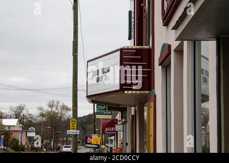 Heber Springs, AR.Geschäfte schließen, einschließlich ein Kino, Bank und Kirche wegen Coronavirus Pandemie. März 20, 2020. @ Veronica Bruno / Alamy Stockfoto