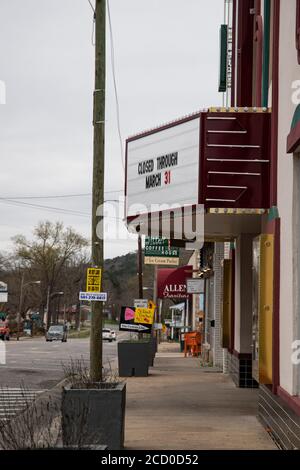 Heber Springs, AR.Geschäfte schließen, einschließlich ein Kino, Bank und Kirche wegen Coronavirus Pandemie. März 20, 2020. @ Veronica Bruno / Alamy Stockfoto