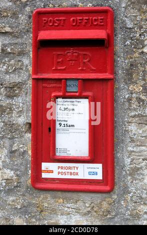 Red Royal Mail Postbox, die eine bevorzugte Postbox unterstützt The NHS“ Stockfoto
