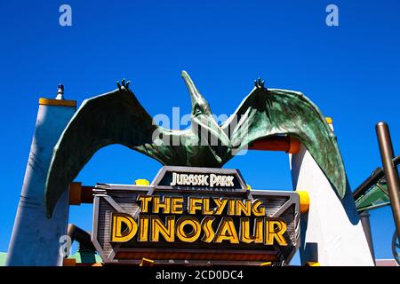 Zeichen der fliegenden DINOSAURIER-Station und Pteranodon Figur in den Universal Studios Japan.Fliegende DINOSAURIER der berühmten Attraktionen in Universal Japan. Stockfoto