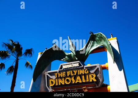 Zeichen der fliegenden DINOSAURIER-Station und Pteranodon Figur in den Universal Studios Japan.Fliegende DINOSAURIER der berühmten Attraktionen in Universal Japan. Stockfoto