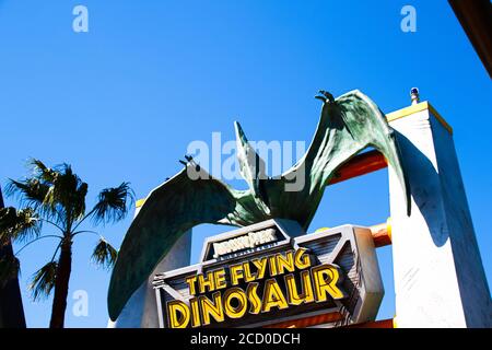 Zeichen der fliegenden DINOSAURIER-Station und Pteranodon Figur in den Universal Studios Japan.Fliegende DINOSAURIER der berühmten Attraktionen in Universal Japan. Stockfoto