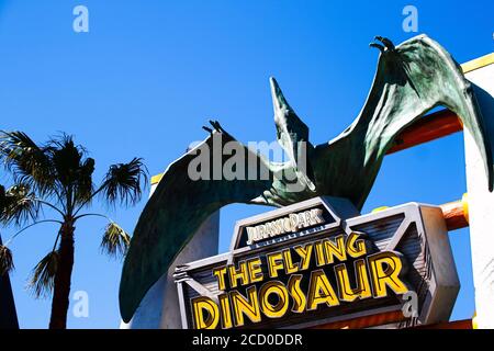 Zeichen der fliegenden DINOSAURIER-Station und Pteranodon Figur in den Universal Studios Japan.Fliegende DINOSAURIER der berühmten Attraktionen in Universal Japan. Stockfoto