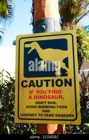 Finden Sie einen Dinosaurier Vorsicht Schild in Jurassic Park Section Universal Studios Japan . Stockfoto