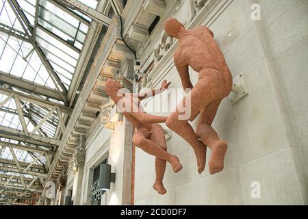 WATERLOO LONDON, UK - 25. August 2020 die Sonnenanbeter von Peter Laszlo Peri, die 1951 für das Festival of Britain geschaffen wurde, wurden am Bahnhof Waterloo enthüllt. Das Kunstwerk war für immer verloren, wurde aber im Garten eines Hotels in Blackheath wiederentdeckt. Kredit: amer ghazzal/Alamy Live Nachrichten Stockfoto