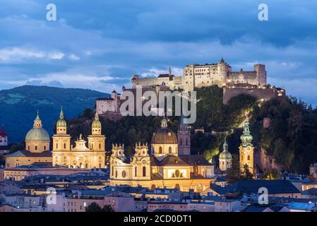 Salzburg Österreich Abend Stadtbild. Inklusive aller Sehenswürdigkeiten in der Stadt. Dieser erstaunliche Ort ist Wolfgang Amadeus Mozarts Heimatstadt. zentralalpen Stockfoto