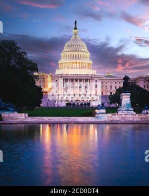 Bei einbruch der Nacht spiegelt sich das US-Kapitolgebäude in Washington, DC, im reflektierenden Pool des Kapitols wider. Stockfoto