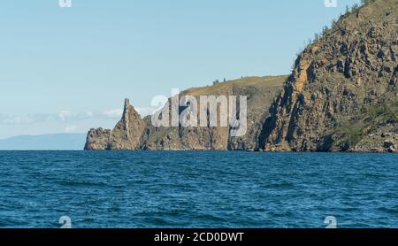 Kap Khoboy, felsige Küste. Nordspitze der Insel Olchon am Baikalsee. Reisekonzept. Stockfoto