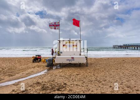 Boscombe, Bournemouth, Dorset, UK, 25. August 2020, Wetter: Eine bemannte RNLI-Rettungsstation steht über einem leeren Strand mit Windböen von bis zu 70 km/h, während Sturm Francis durch den Südküstenort raselt. Die tiefe atlantische Depression ist der zweitbenannte Sturm in weniger als einer Woche und fällt innerhalb der Sommerferienhochsaison. Kredit: Paul Biggins/Alamy Live Nachrichten Stockfoto