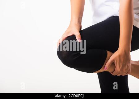 Nahaufnahme junge Frau Schmerzen, Schmerzen Knie leiden und sie verwendet Handgelenk halten Knie Agonie, Studio Schuss isoliert auf weißem Hintergrund Rheuma Gesundheit Stockfoto