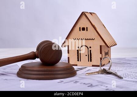 Gavel mit Hausmodell und Schlüssel. Stockfoto