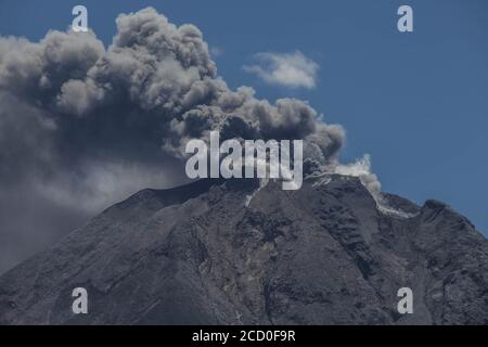 Karo, Nord-Sumatra, Indonesien. August 2020. Dieses am 24. August 2020 aufgenommene Bild zeigt Mount Sinabung vulkanische Asche während eines mehrfachen Ausbruchs in die Luft, wie sie in Lau Kawar Village, Karo, Nord-Sumatra, zu sehen ist. Die Bewohner wurden gewarnt, mindestens drei Meilen vom Vulkan entfernt zu bleiben, da die Gefahr besteht, dass Lava fließt. Quelle: Albert Ivan Damanik/ZUMA Wire/Alamy Live News Stockfoto