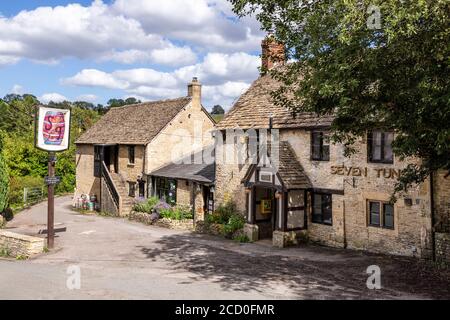 The Seven Tuns Pub aus dem 17. Jahrhundert (um 1610) im Cotswold-Dorf Chedworth, Gloucestershire, Großbritannien Stockfoto