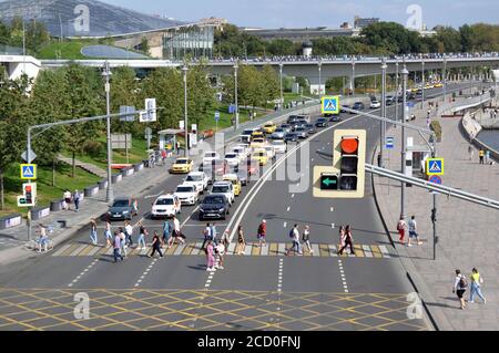 Organisation des Datenverkehrs. NNNO Parkplatz Yellow Cross Zone Zeichen auf der Straße, Asphalt Oberfläche. Anschlusskasten. Stockfoto