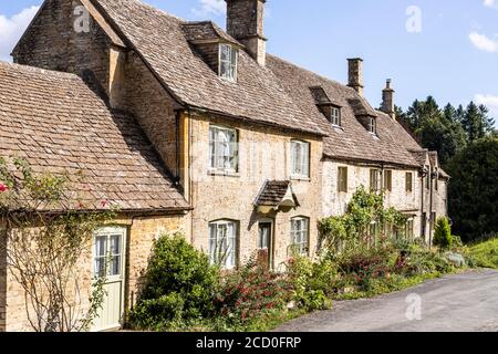 Church Row Cottages im Cotswold Dorf Chedworth, Gloucestershire Großbritannien Stockfoto