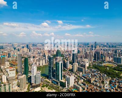 Luftaufnahme der Wuhan Skyline und Yangtze Fluss mit superhohen Wolkenkratzer im Bau in Wuhan Hubei China. Stockfoto