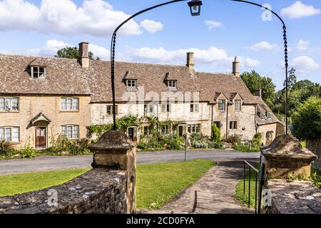 Church Row Cottages im Cotswold Dorf Chedworth, Gloucestershire Großbritannien Stockfoto