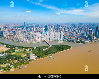 Luftaufnahme der Wuhan Skyline und Yangtze Fluss mit superhohen Wolkenkratzer im Bau in Wuhan Hubei China. Stockfoto